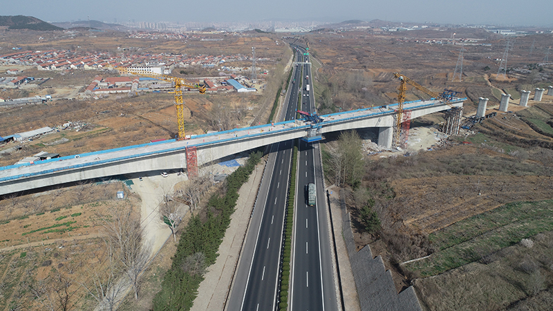 潍烟铁路再提速全线首座最大跨度跨沈海高速公路连续梁顺利合龙